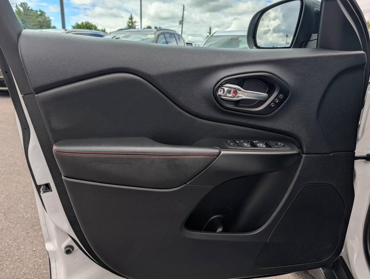 2023 Jeep Cherokee Trailhawk Photo