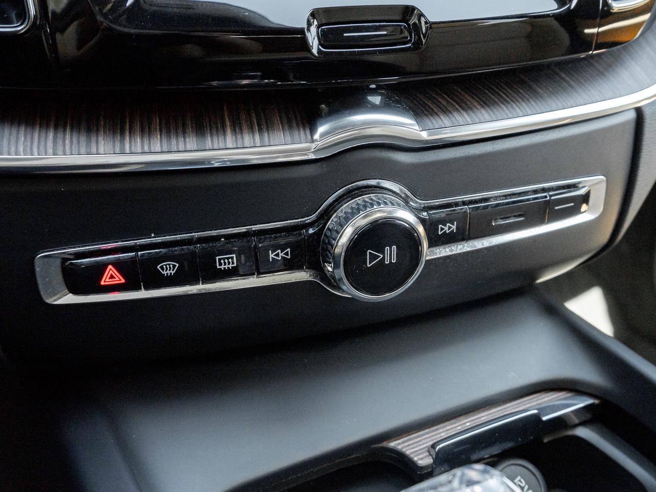 2022 Volvo XC60 Recharge T8 eAWD PHEV INSCRIPTION  B & WILKINS  HUD Photo