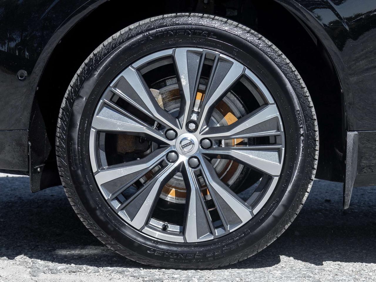 2022 Volvo XC60 T8 eAWD PHEV INSCRIPTION  B & WILKINS  HUD Photo