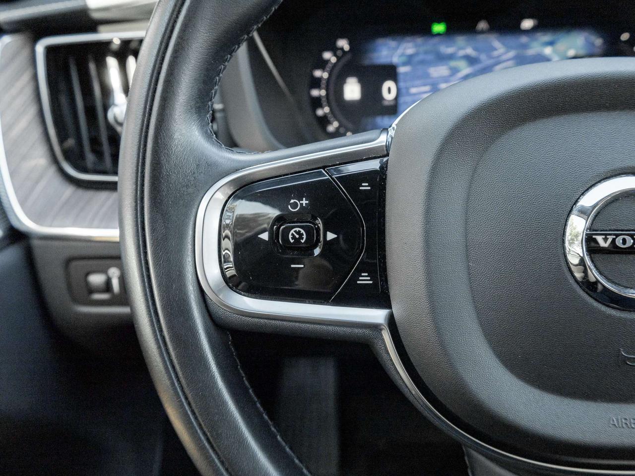 2022 Volvo XC60 T8 eAWD PHEV INSCRIPTION  B & WILKINS  HUD Photo
