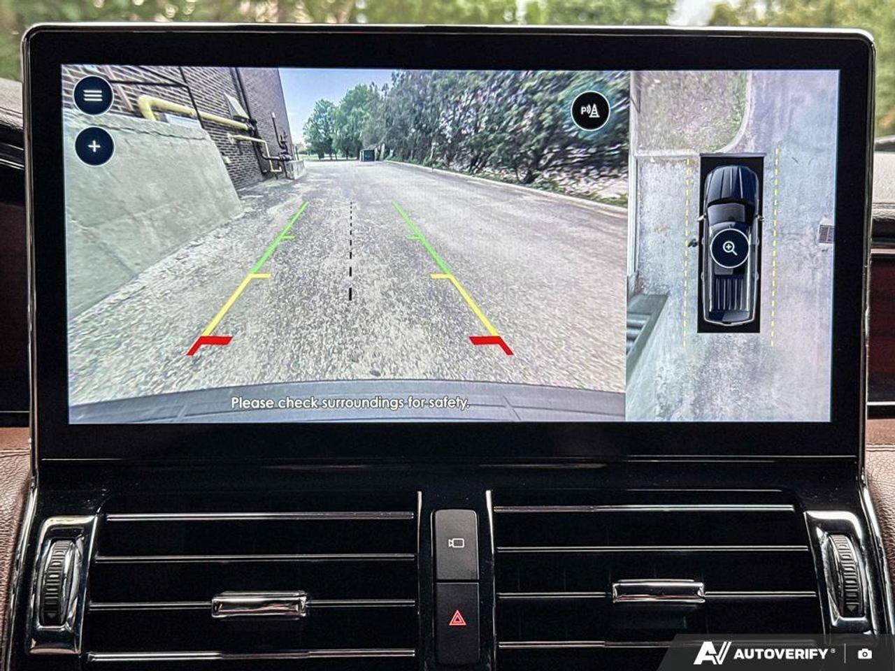 2023 Lincoln Navigator Reserve   201A   HTD STEER WHEEL   NAV Photo