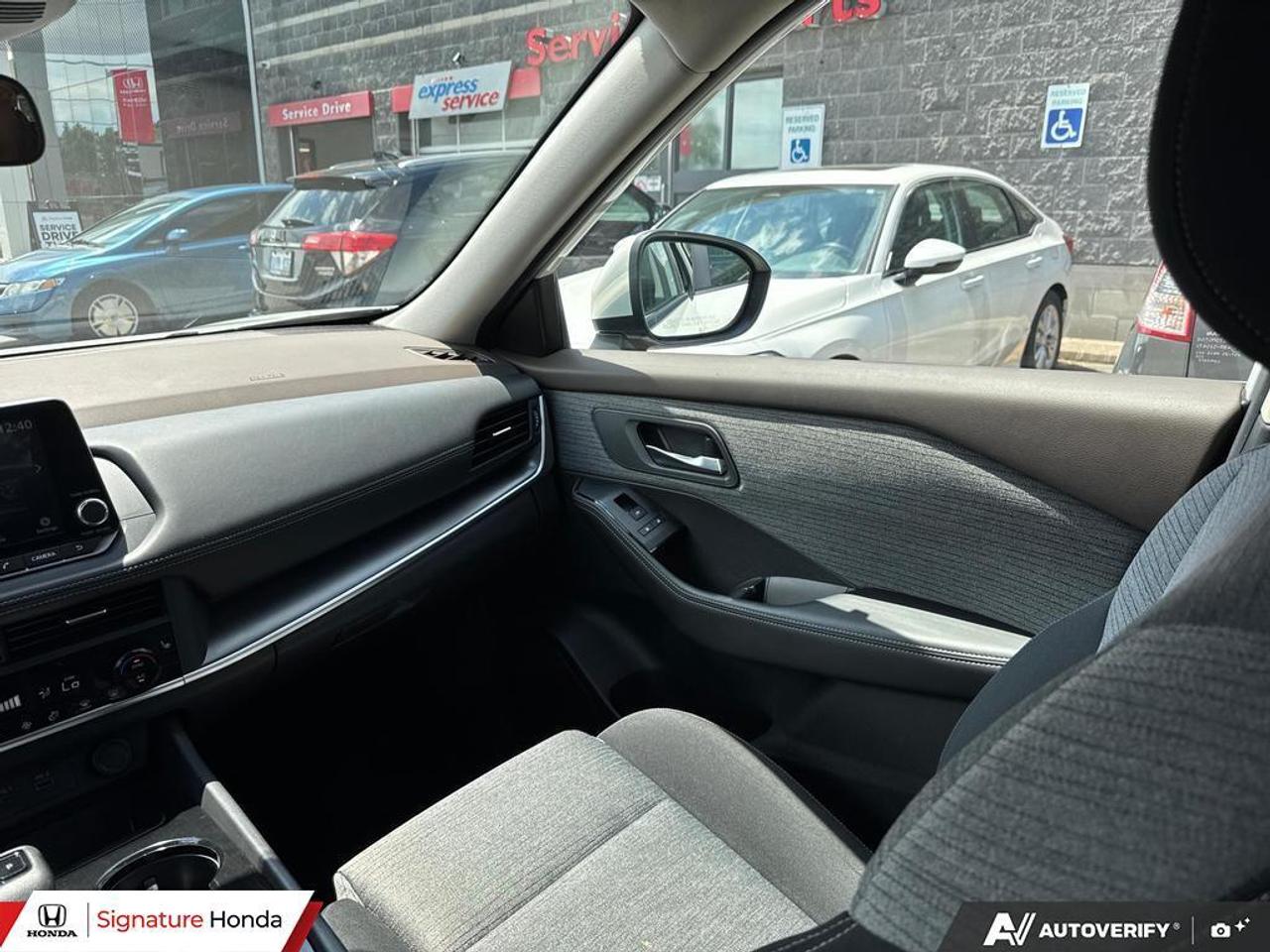 2023 Nissan Rogue SV MOONROOF Photo