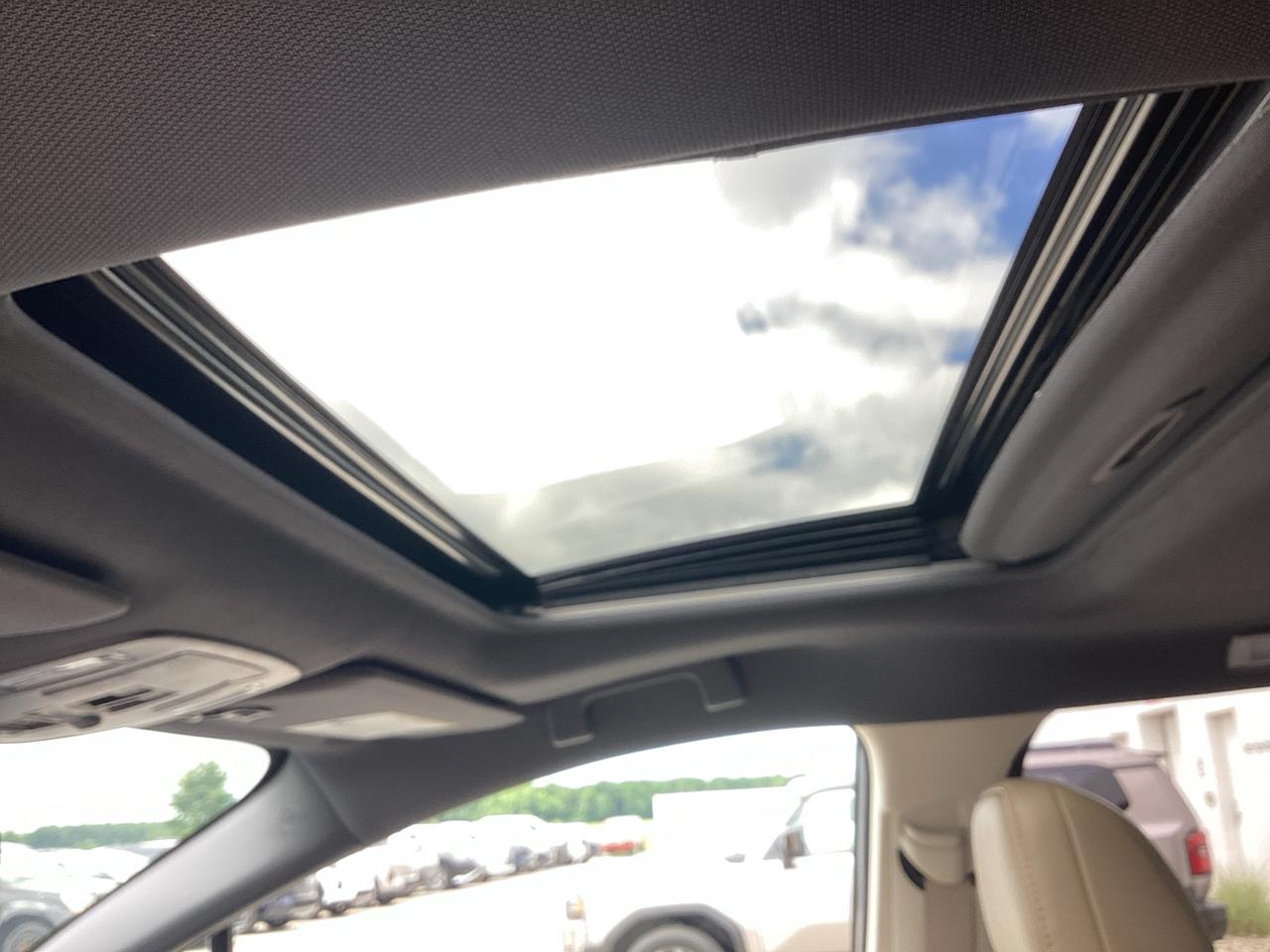 2021 Toyota Sienna XLE 8-Passenger FWD Photo2