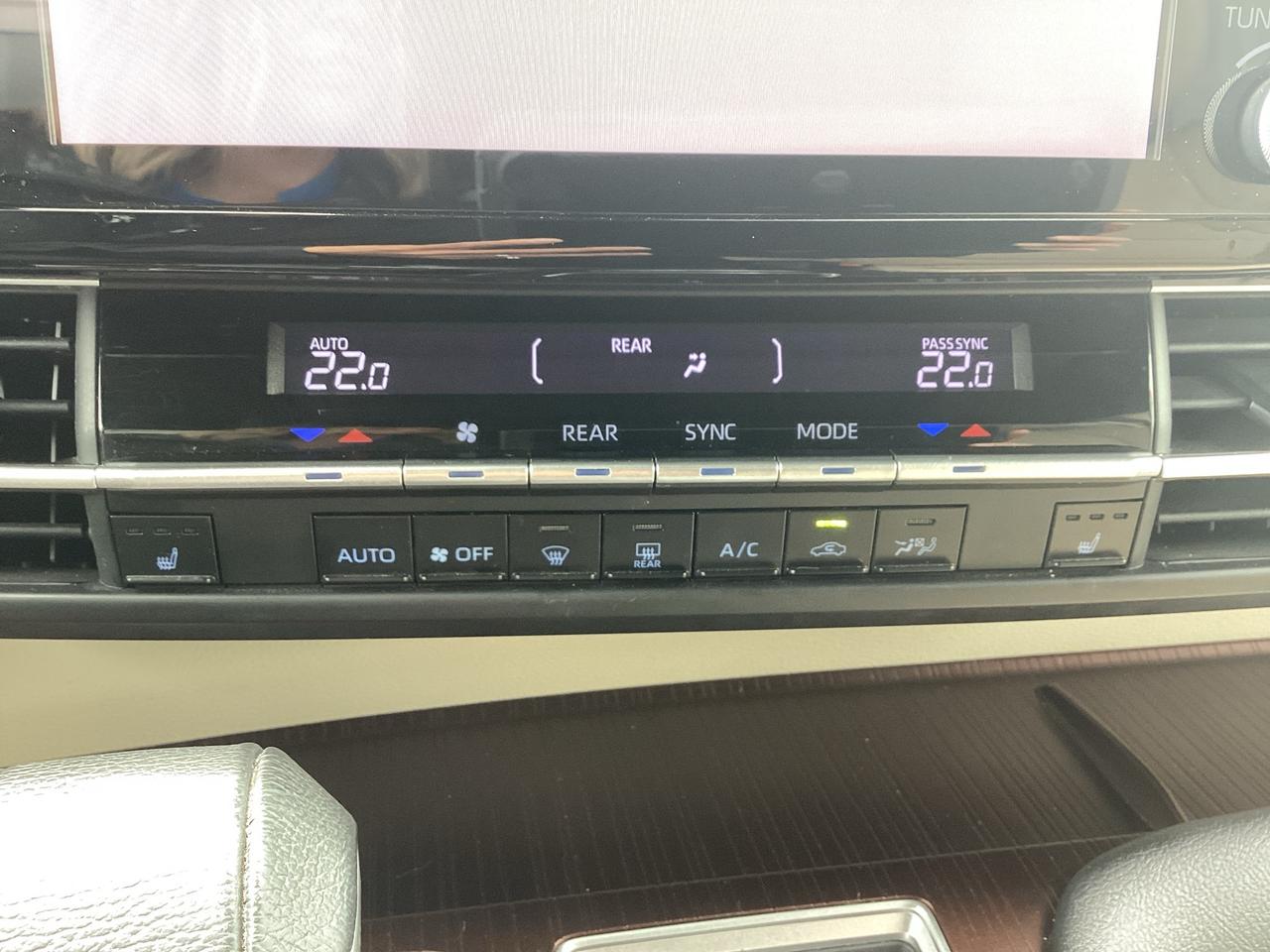 2021 Toyota Sienna XLE 8-Passenger FWD Photo