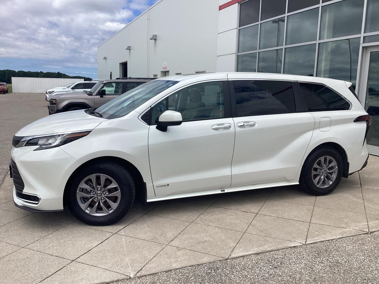 2021 Toyota Sienna XLE 8-Passenger FWD Photo