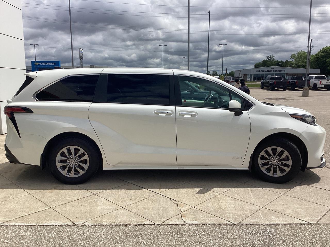 2021 Toyota Sienna XLE 8-Passenger FWD Photo