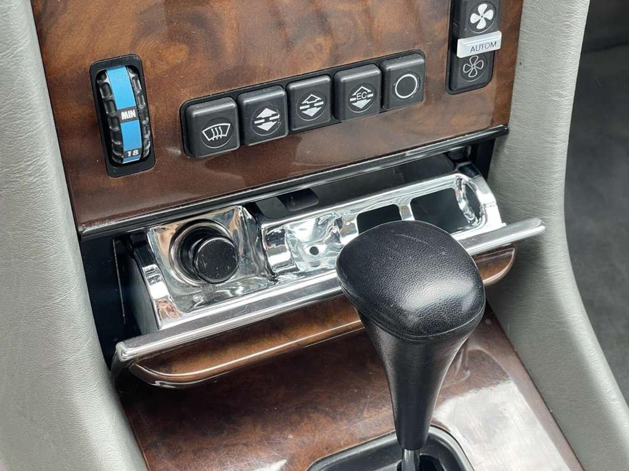 1987 Mercedes-Benz 560 2dr Roadster 560SL Photo