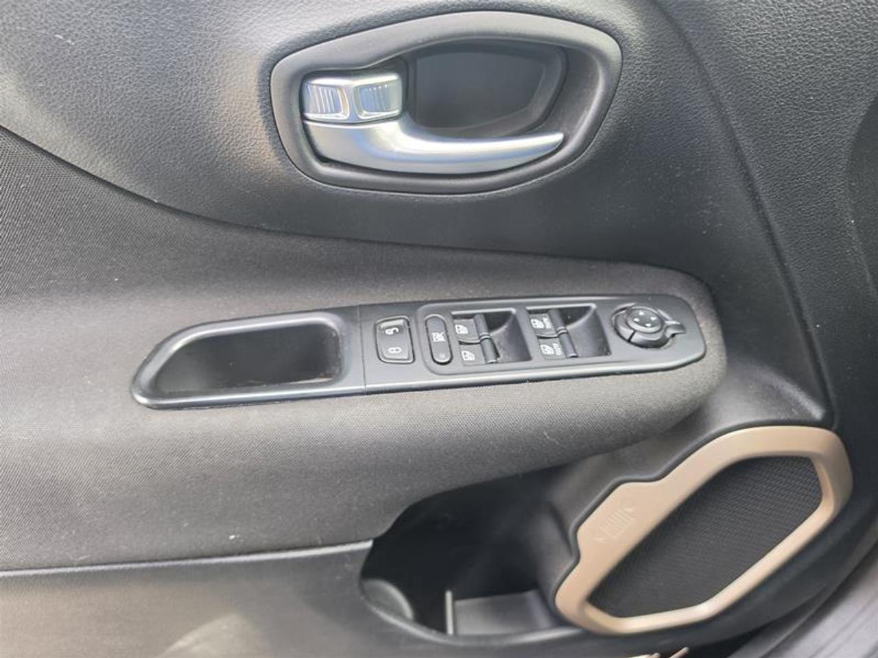 2015 Jeep Renegade 4WD 4dr North Photo