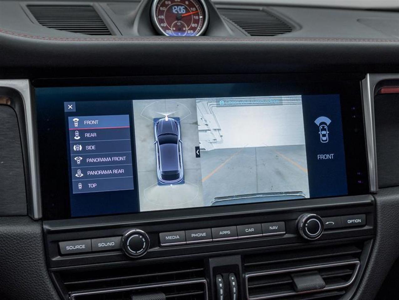 2021 Porsche Macan  Photo