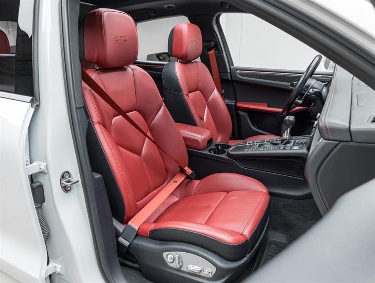 2021 Porsche Macan  Photo