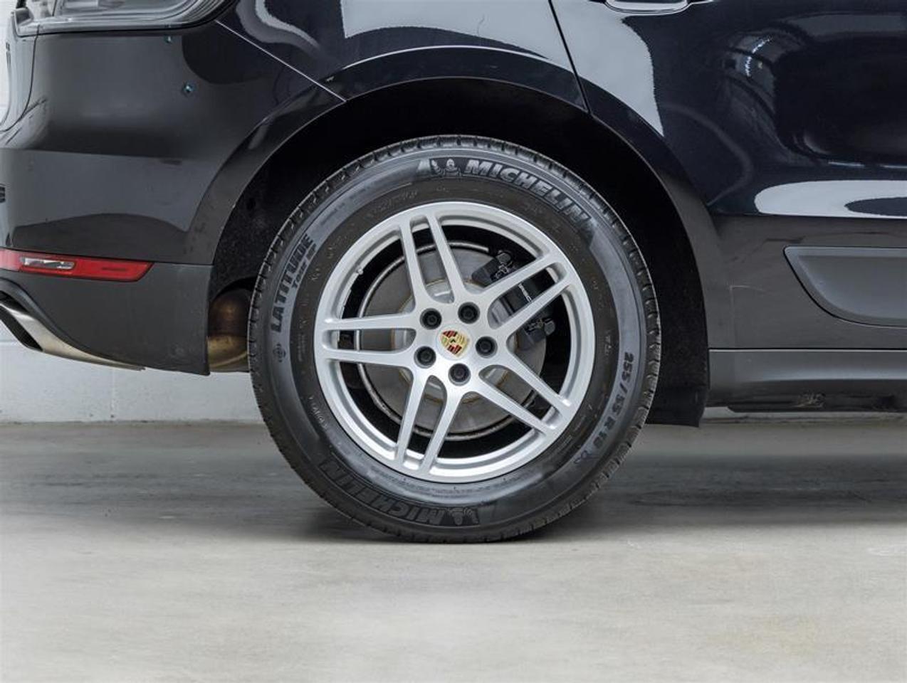 2021 Porsche Macan  Photo