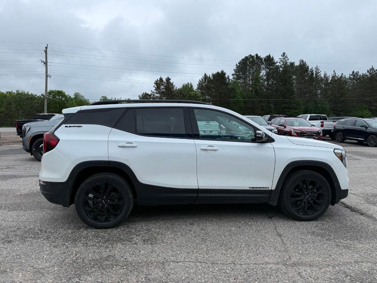 2022 GMC Terrain SLT ALL WEATHER MATS. SUNROOF. SLT PRO GRADE PKG. Photo