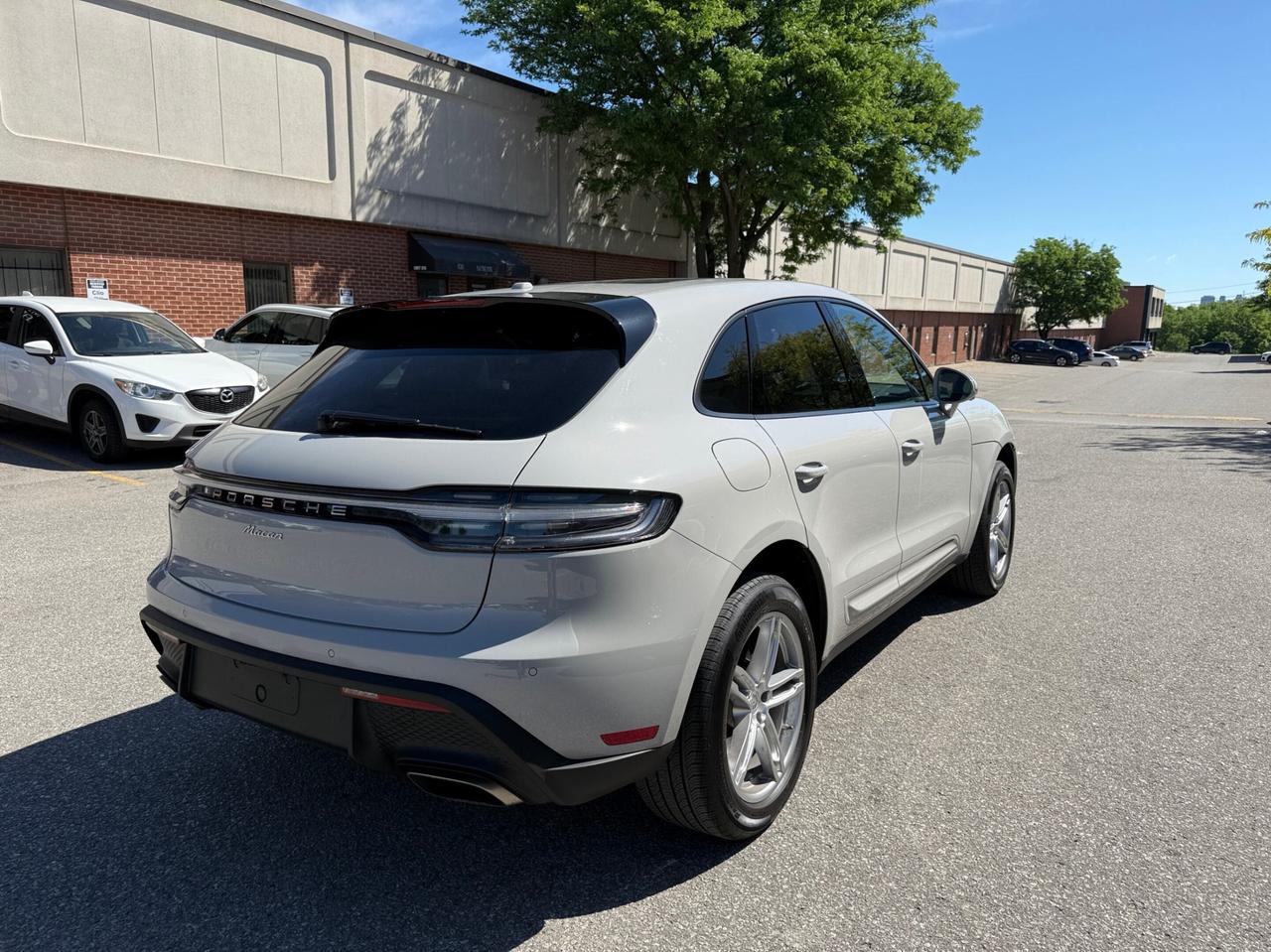 2023 Porsche Macan AWD, PREMIUM PLUS PKG, ACTIVE CRUISE CONTROL Photo