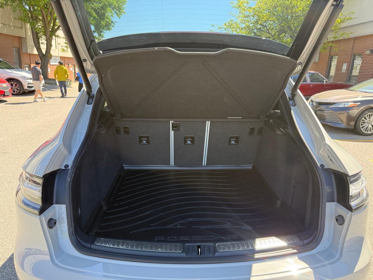 2023 Porsche Macan AWD, PREMIUM PLUS PKG, ACTIVE CRUISE CONTROL Photo