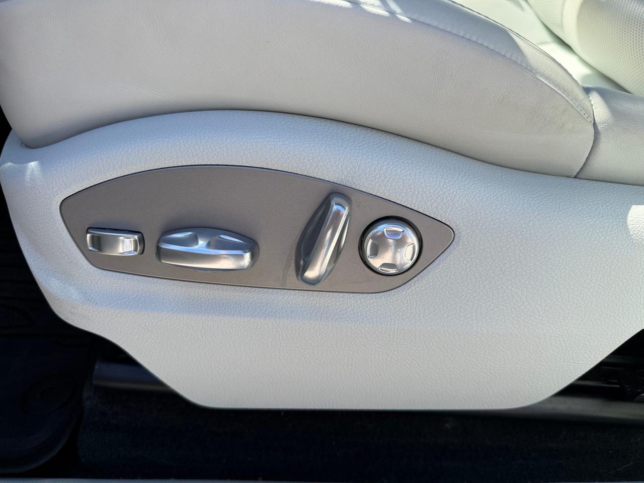 2023 Porsche Macan AWD, PREMIUM PLUS PKG, ACTIVE CRUISE CONTROL Photo