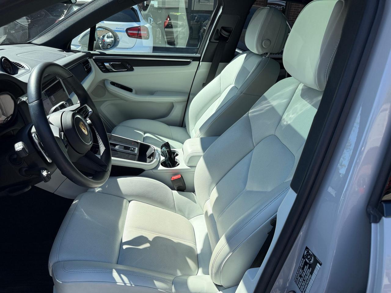2023 Porsche Macan AWD, PREMIUM PLUS PKG, ACTIVE CRUISE CONTROL Photo