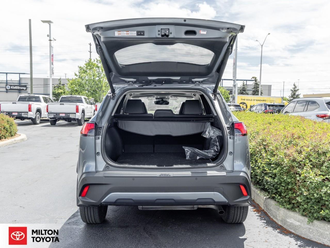 2023 Toyota Corolla Cross LEATHER SUNROOF ONE OWNER TCUV XLE Photo