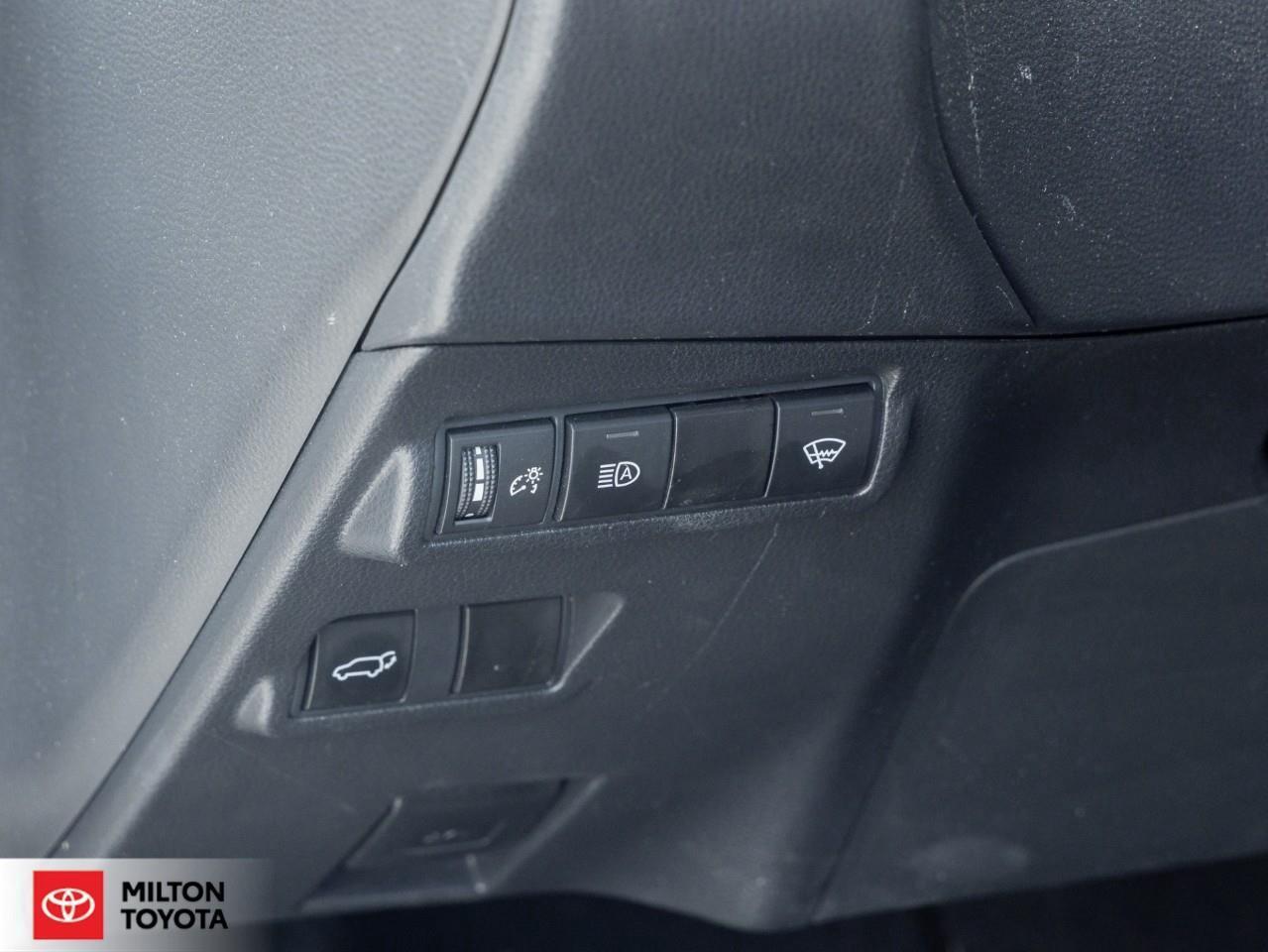 2023 Toyota Corolla Cross LEATHER SUNROOF ONE OWNER TCUV XLE Photo