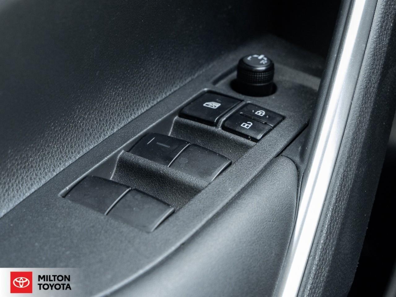 2023 Toyota Corolla Cross LEATHER SUNROOF ONE OWNER TCUV XLE Photo