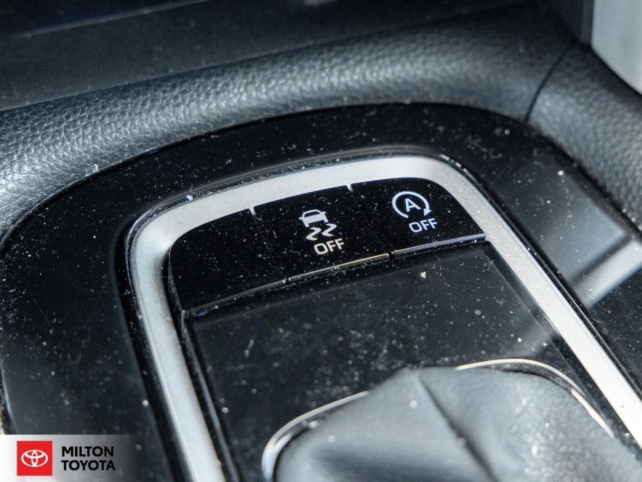 2023 Toyota Corolla Cross LEATHER SUNROOF ONE OWNER TCUV XLE Photo