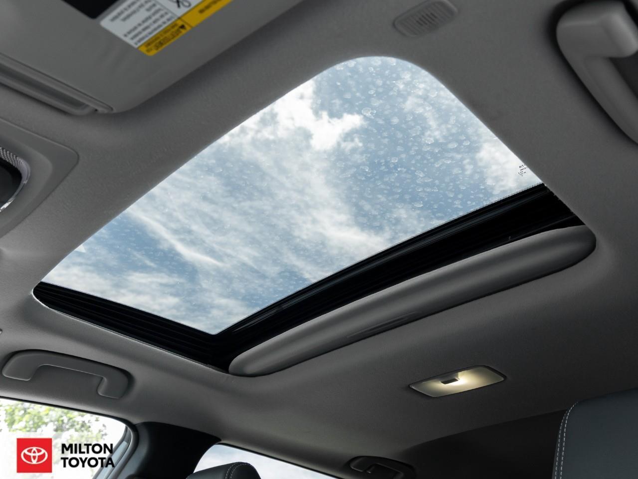 2023 Toyota Corolla Cross LEATHER SUNROOF ONE OWNER TCUV XLE Photo