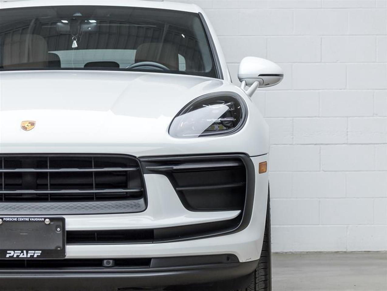 2023 Porsche Macan  Photo3