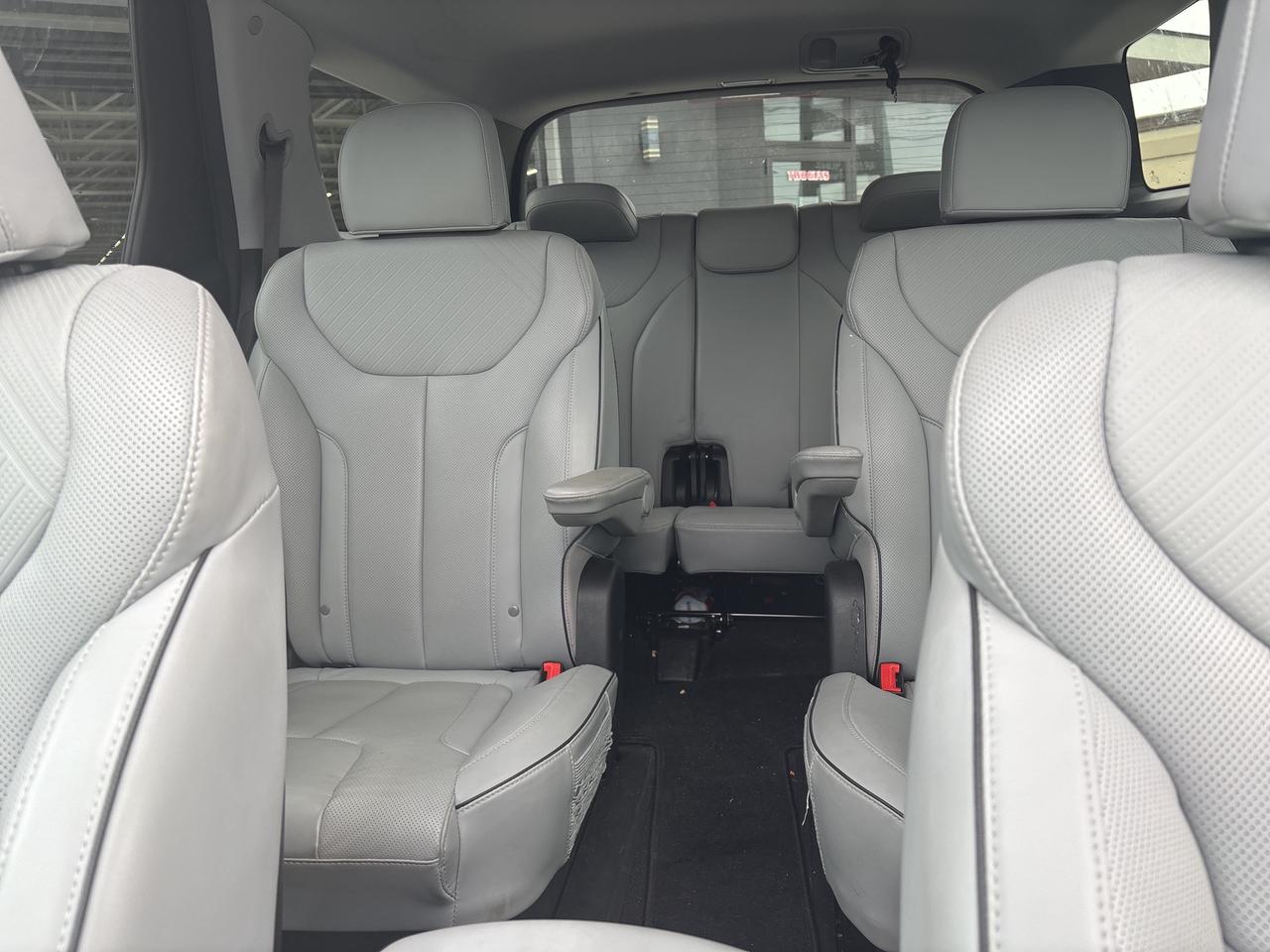 2025 Hyundai PALISADE Urban AWD 7 Passenger Leather Sunroof Nav Photo3