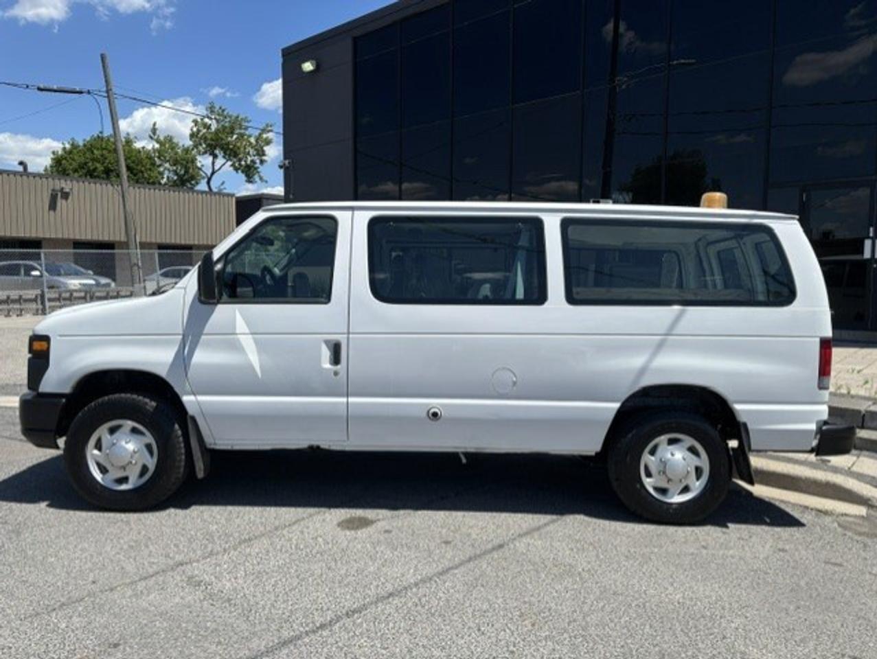 2013 Ford Econoline E-250 **ONLY 75,000KM-5 PASSENGER-1 OWNER** Photo