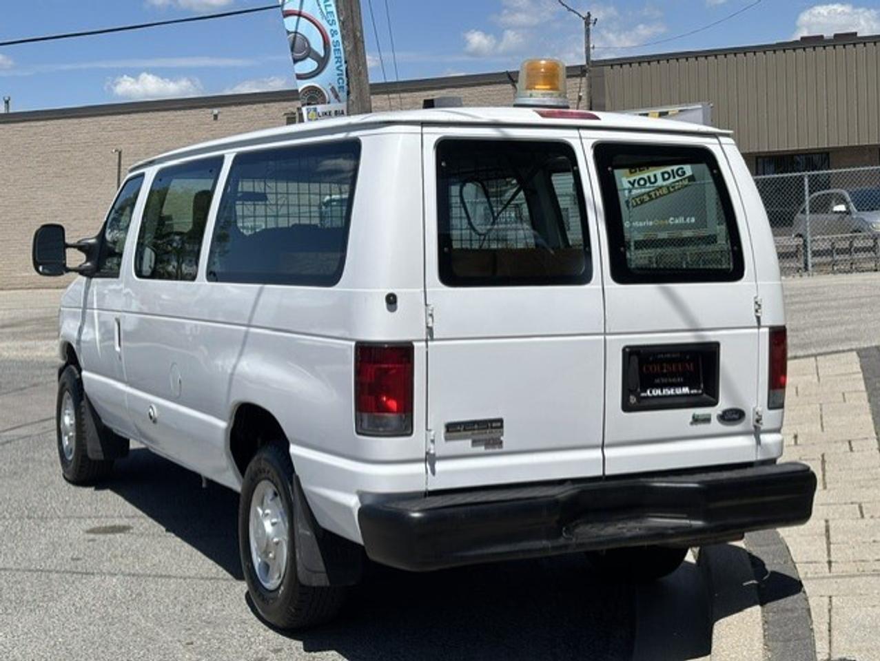 2013 Ford Econoline E-250 **ONLY 75,000KM-5 PASSENGER-1 OWNER** Photo