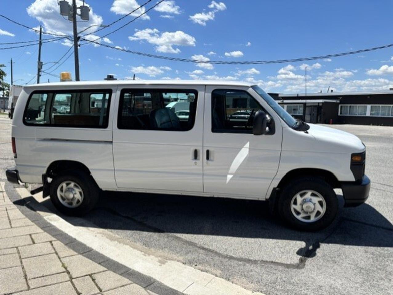 2013 Ford Econoline E-250 **ONLY 75,000KM-5 PASSENGER-1 OWNER** Photo