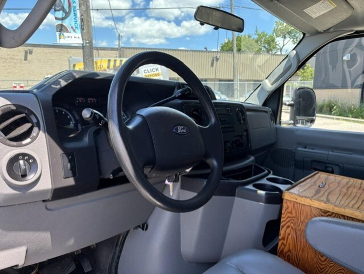 2013 Ford Econoline E-250 **ONLY 75,000KM-5 PASSENGER-1 OWNER** Photo