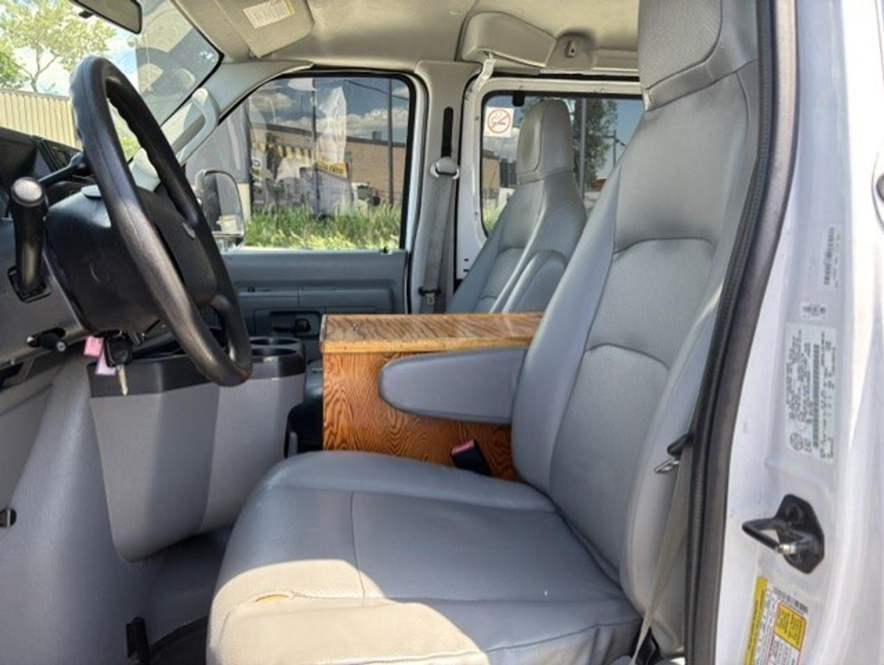 2013 Ford Econoline E-250 **ONLY 75,000KM-5 PASSENGER-1 OWNER** Photo