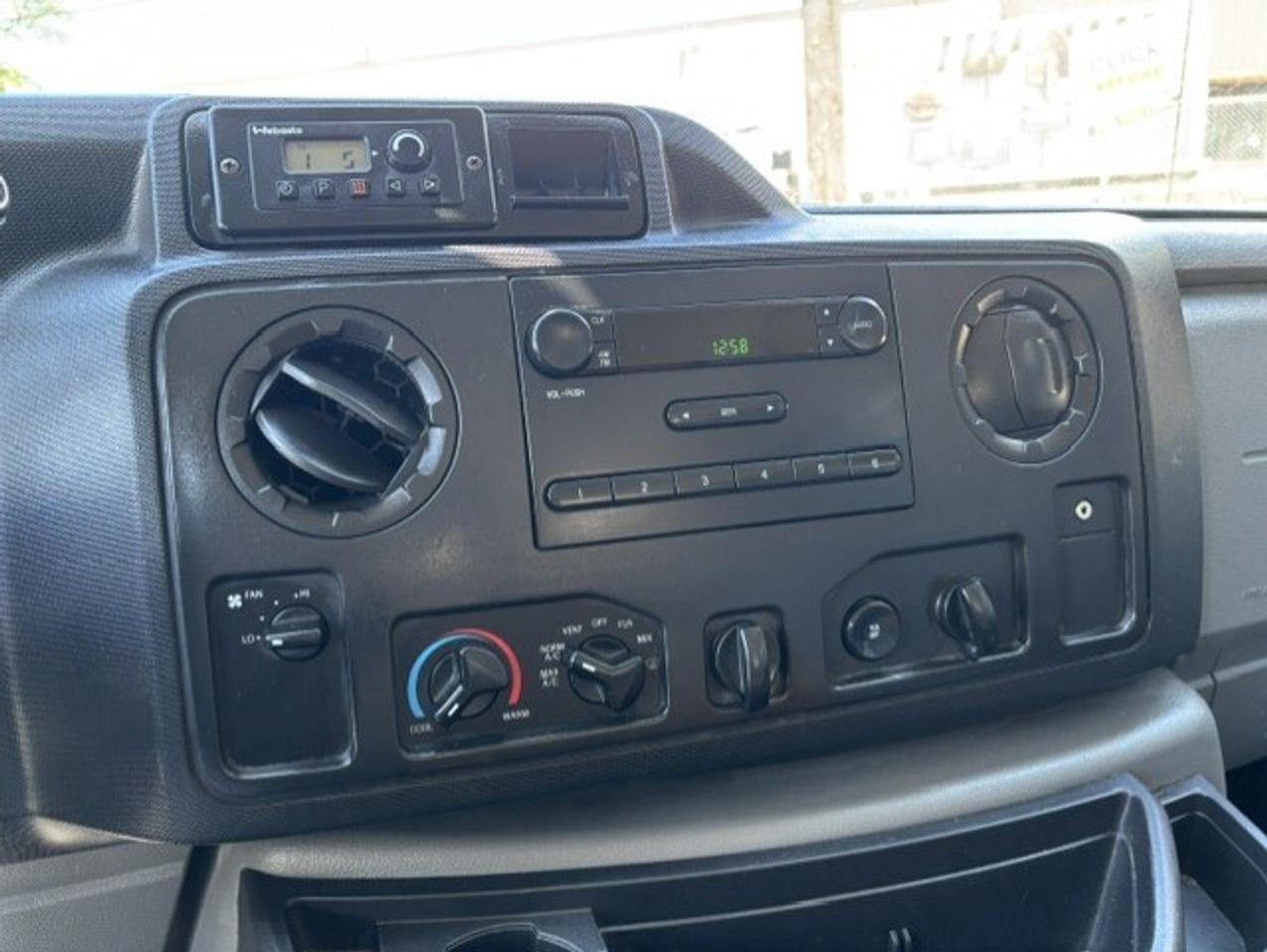 2013 Ford Econoline E-250 **ONLY 75,000KM-5 PASSENGER-1 OWNER** Photo
