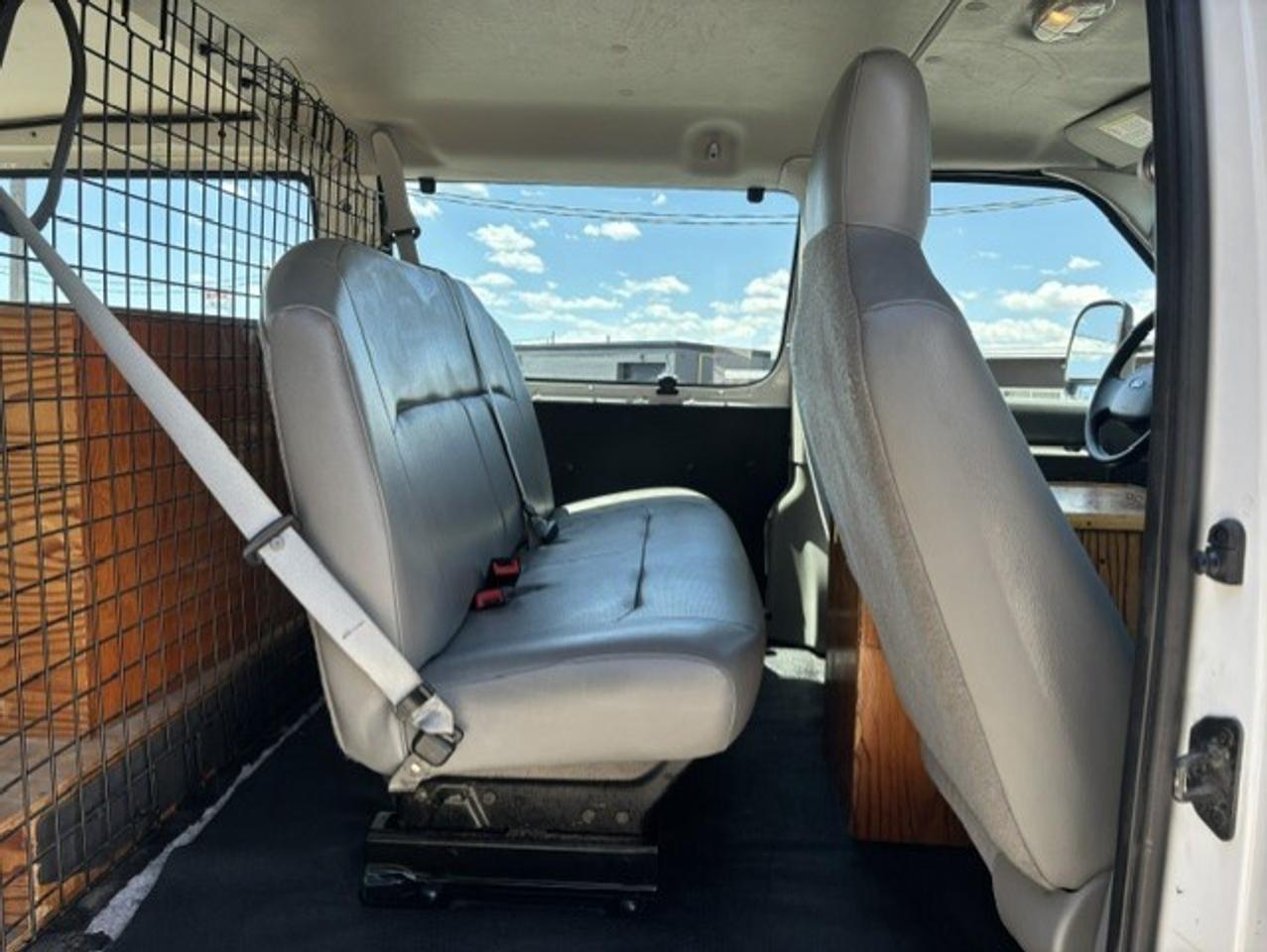 2013 Ford Econoline E-250 **ONLY 75,000KM-5 PASSENGER-1 OWNER** Photo