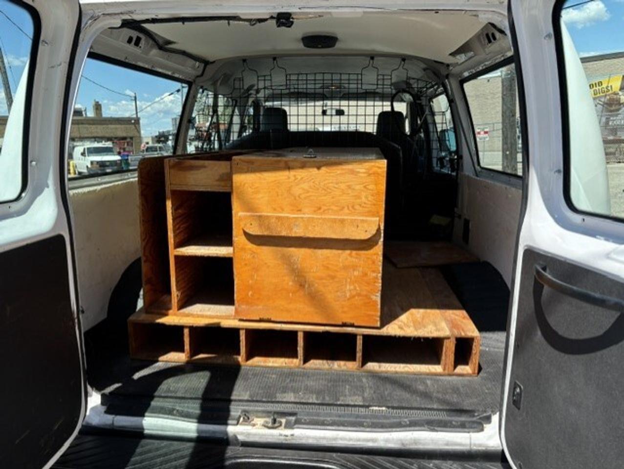2013 Ford Econoline E-250 **ONLY 75,000KM-5 PASSENGER-1 OWNER** Photo