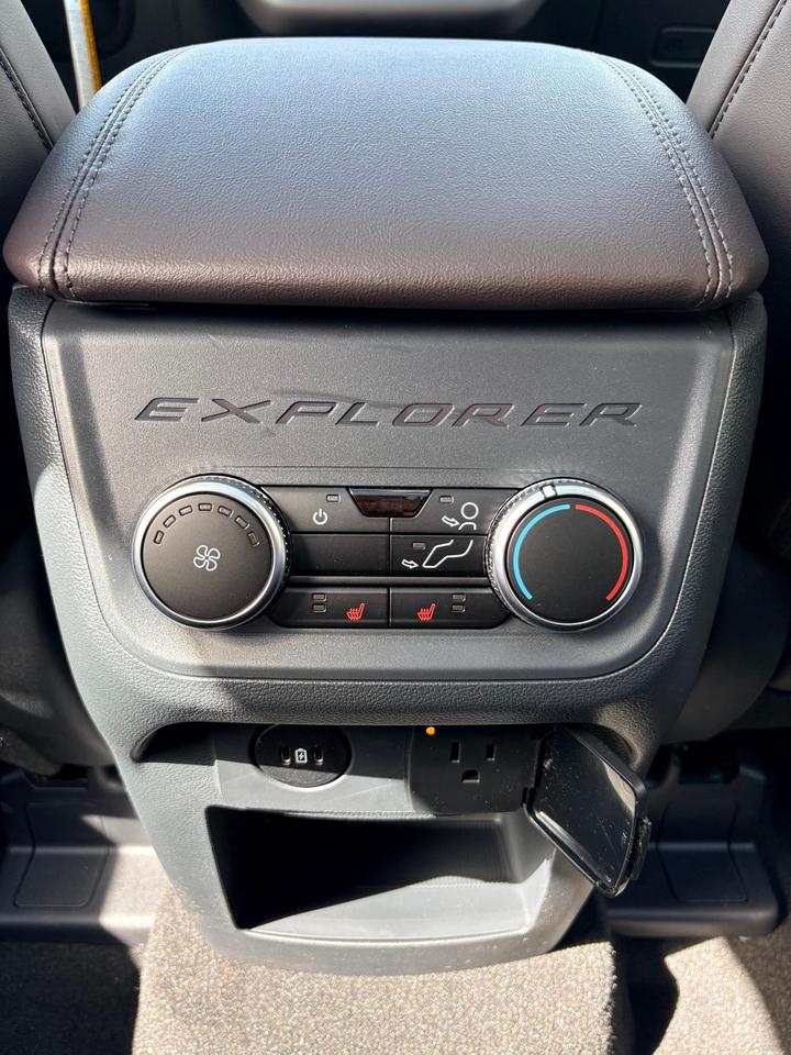 2026 Ford Explorer Platinum 4dr 4x4 Photo