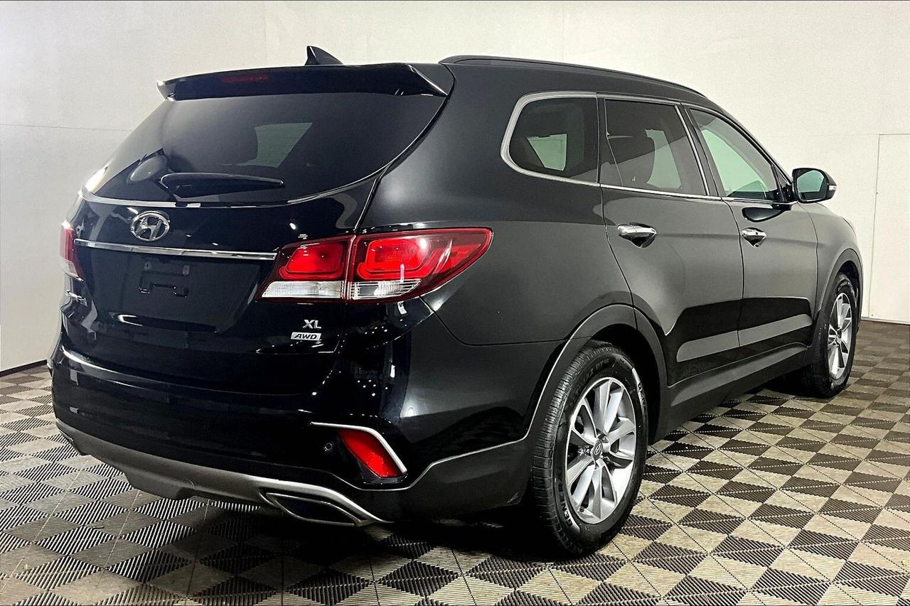 2017 Hyundai Santa Fe XL AWD 4dr Luxury Photo