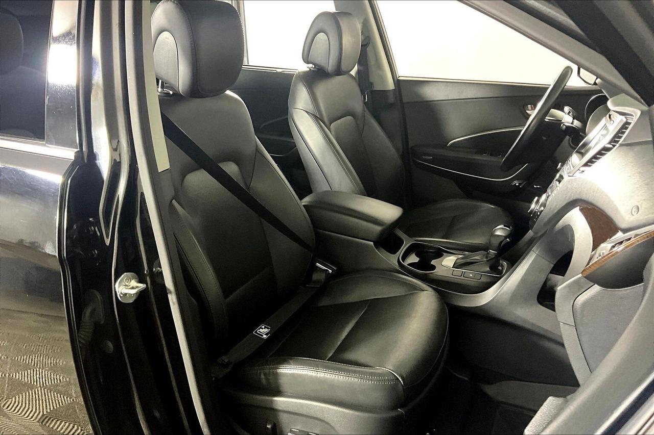 2017 Hyundai Santa Fe XL AWD 4dr Luxury Photo