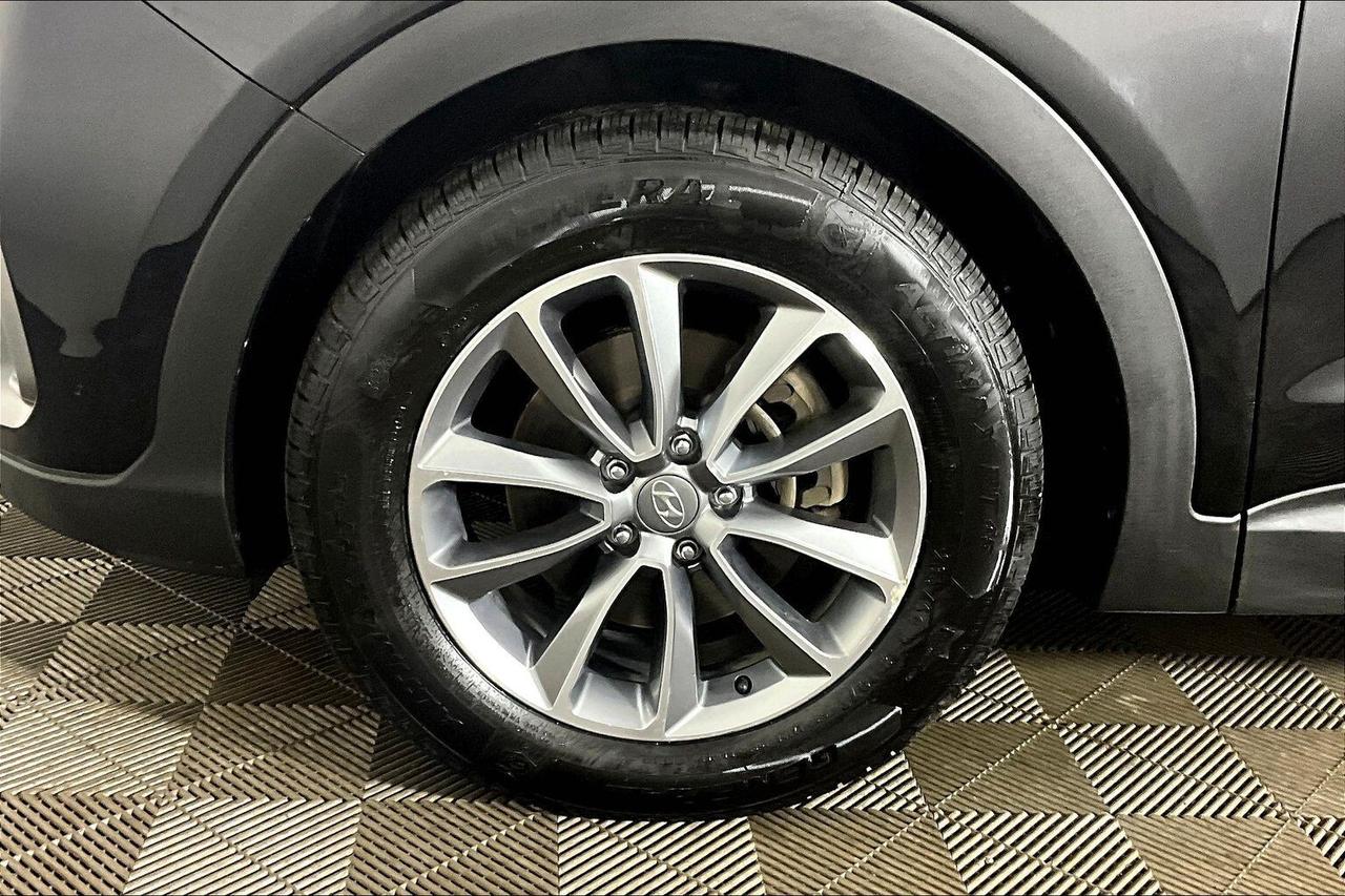 2017 Hyundai Santa Fe XL AWD 4dr Luxury Photo