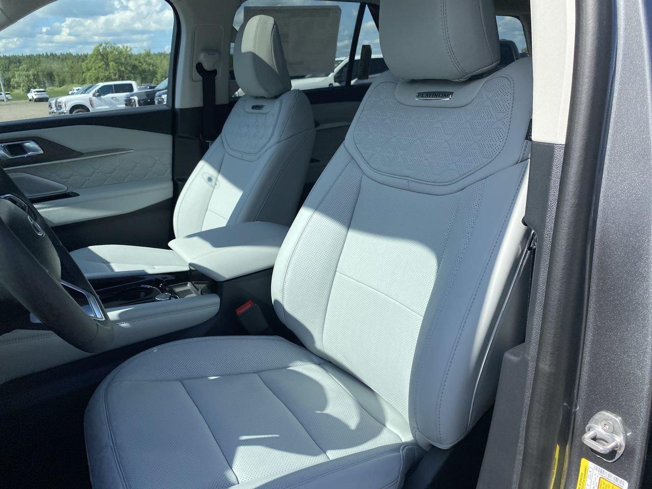 2026 Ford Explorer Platinum Photo2