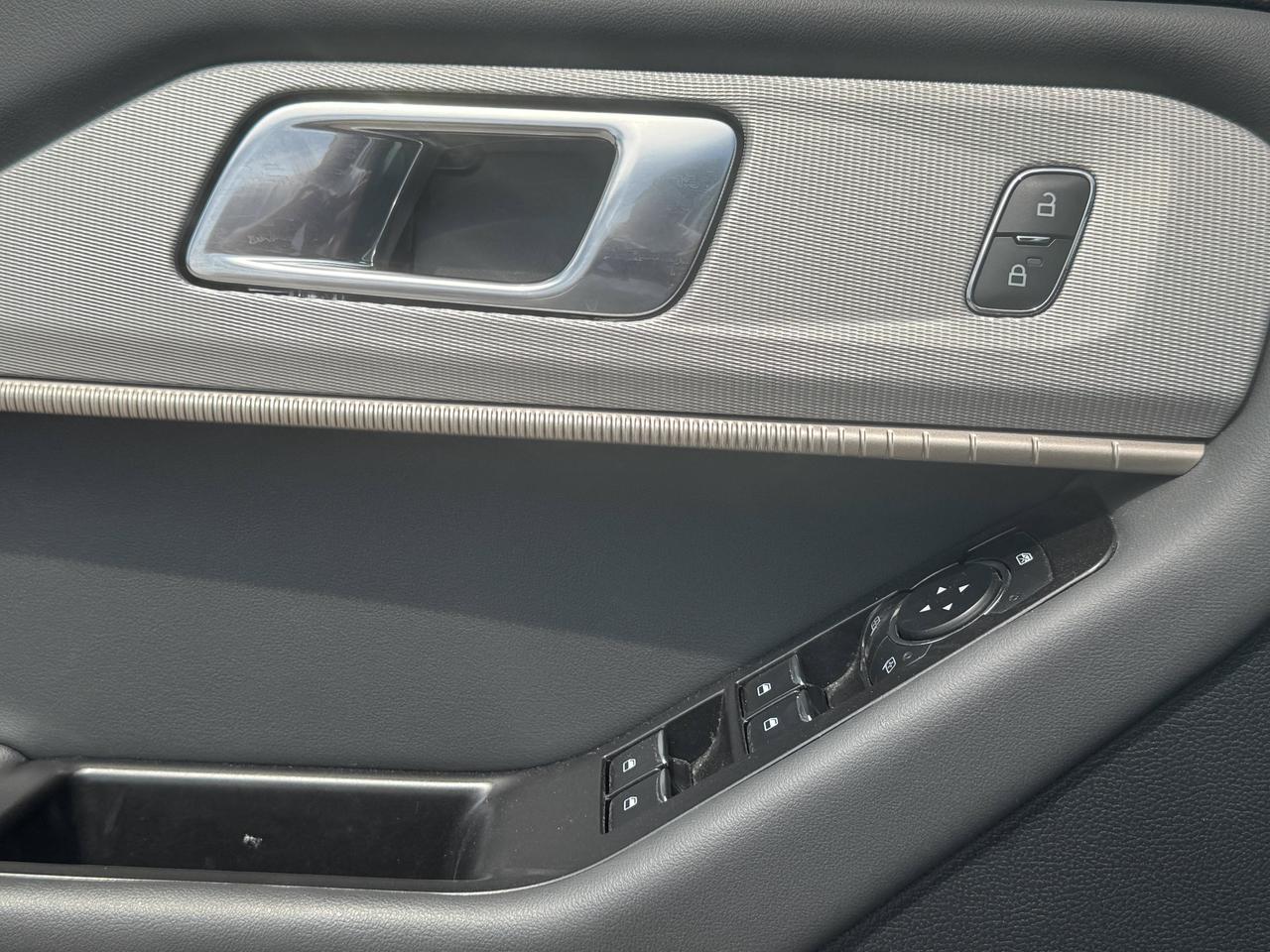 2025 Ford Explorer Active Photo
