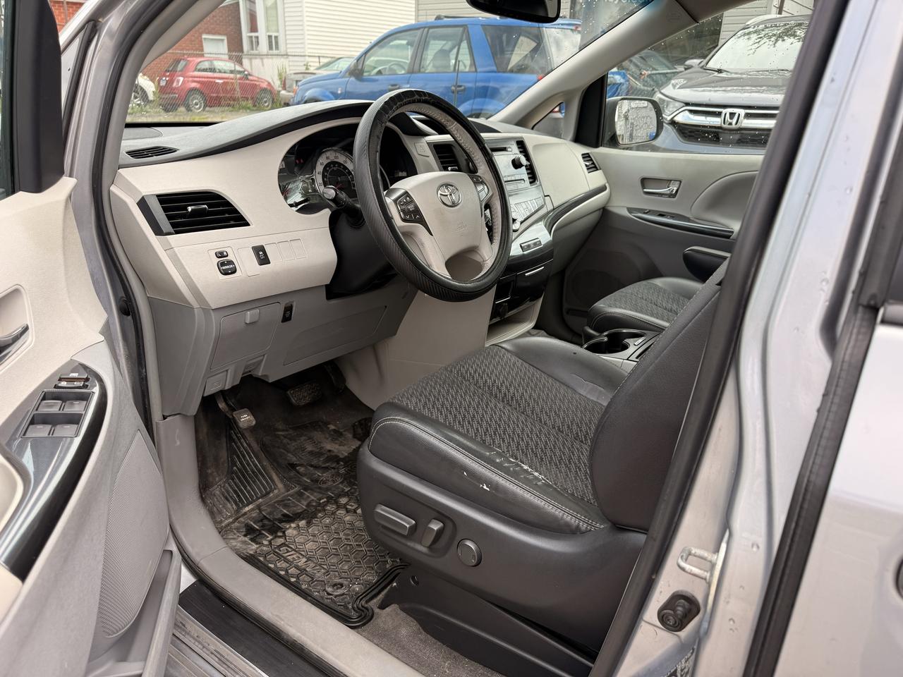 2013 Toyota Sienna 5DR V6 SE 8-PASS FWD Photo