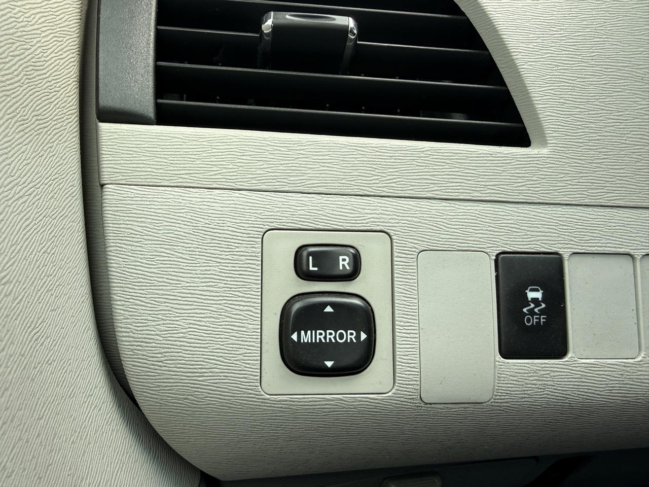 2013 Toyota Sienna 5DR V6 SE 8-PASS FWD Photo