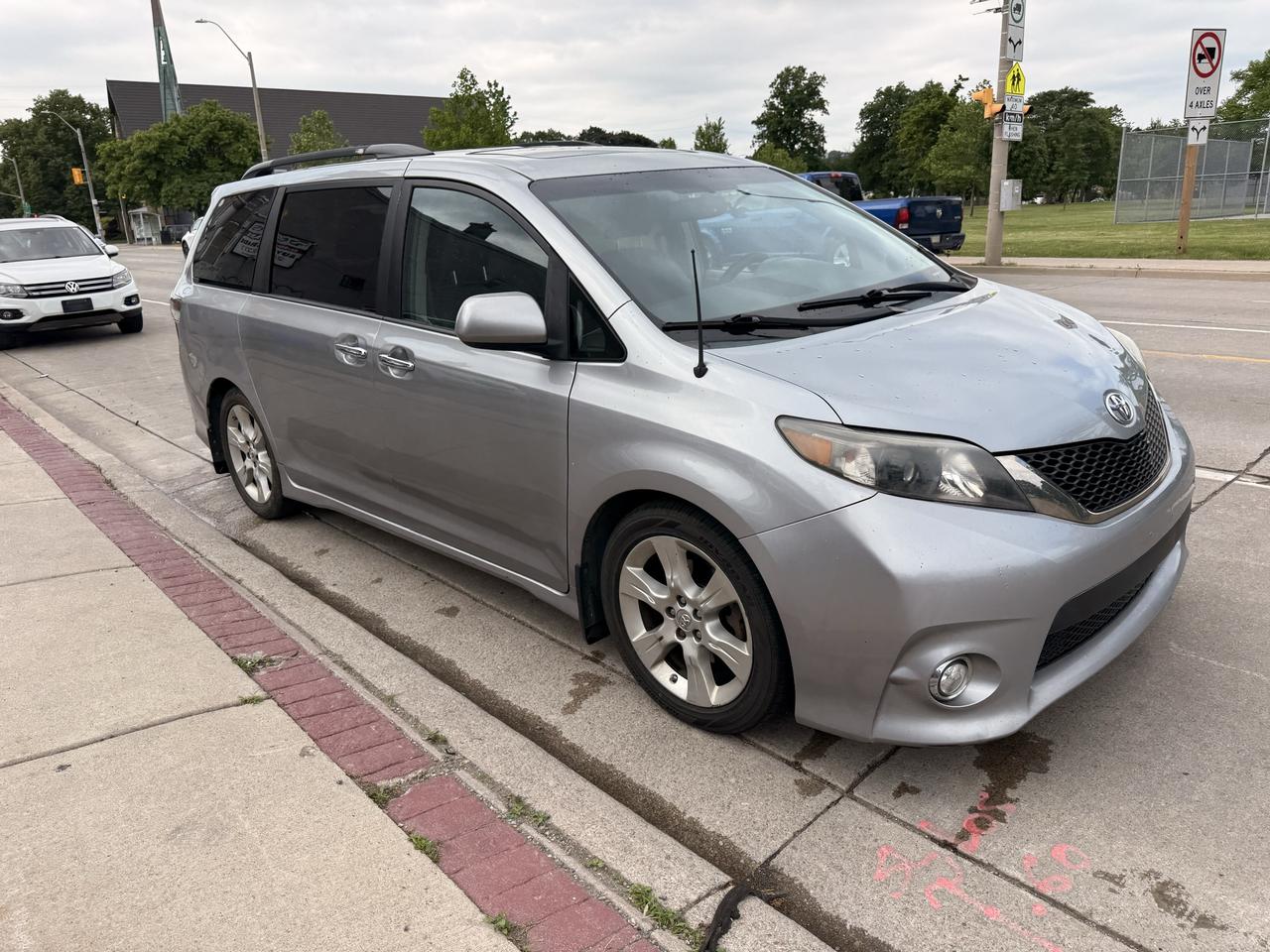 2013 Toyota Sienna 5DR V6 SE 8-PASS FWD Photo