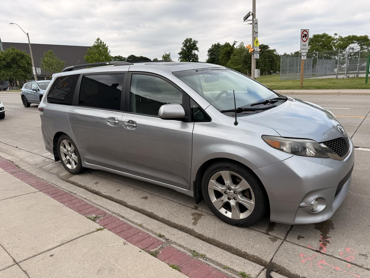 2013 Toyota Sienna 5DR V6 SE 8-PASS FWD Photo