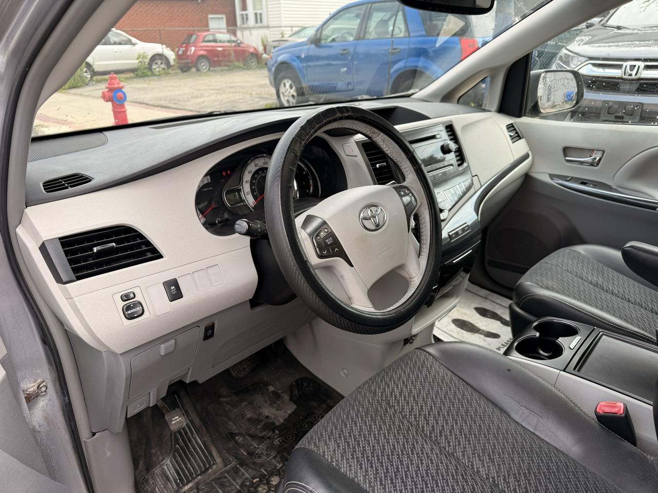 2013 Toyota Sienna 5DR V6 SE 8-PASS FWD Photo