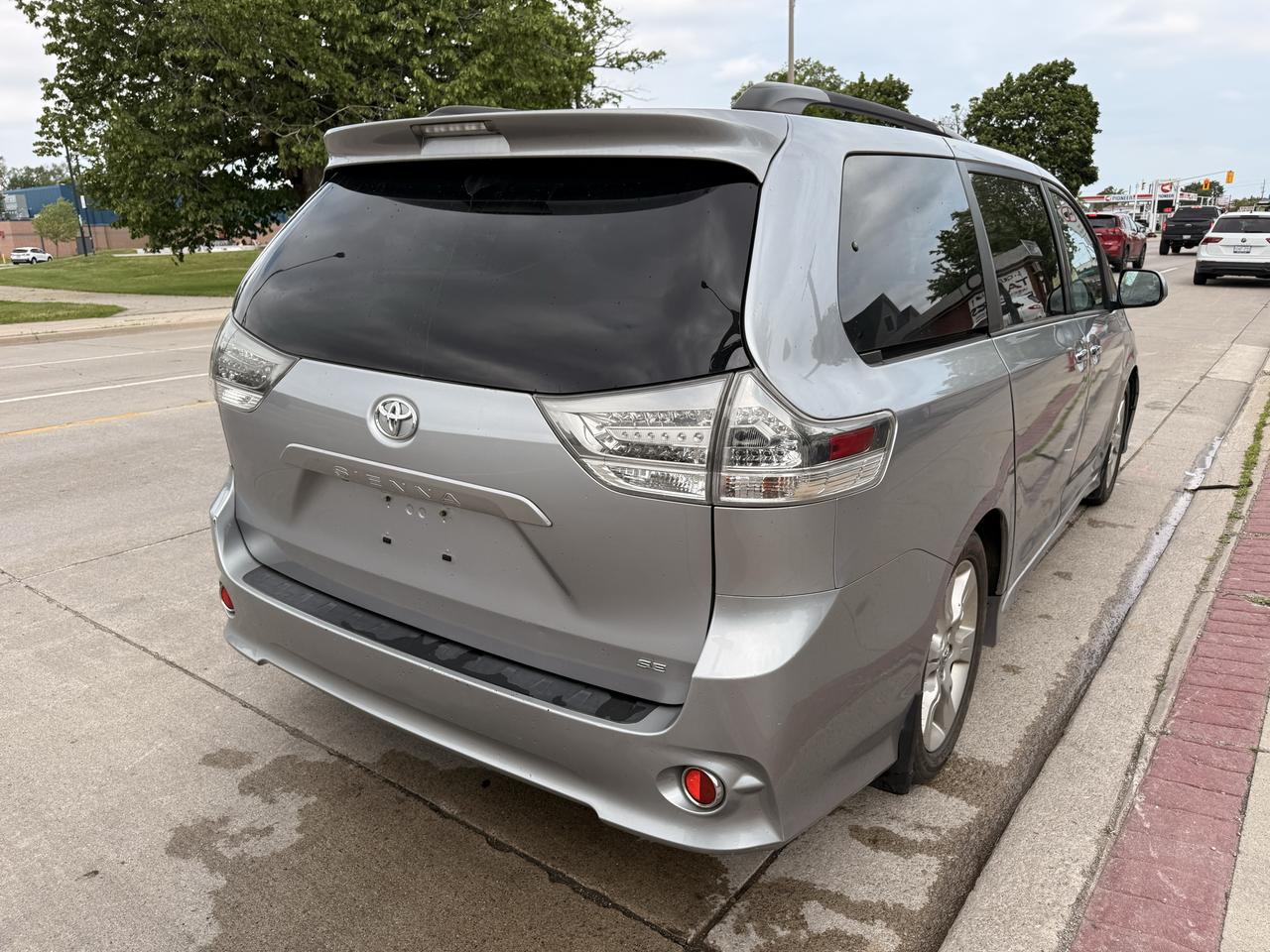 2013 Toyota Sienna 5DR V6 SE 8-PASS FWD Photo