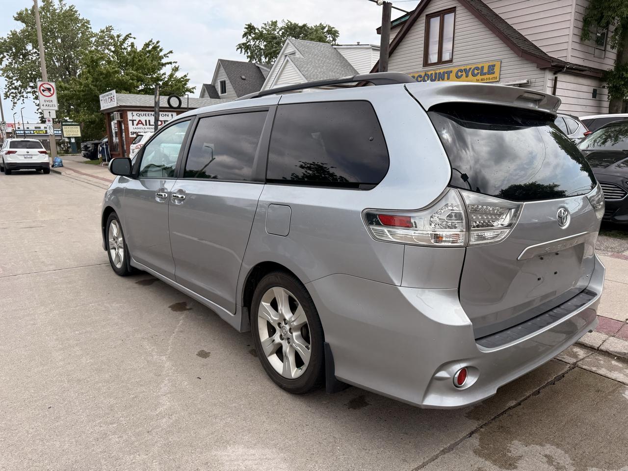 2013 Toyota Sienna 5DR V6 SE 8-PASS FWD Photo