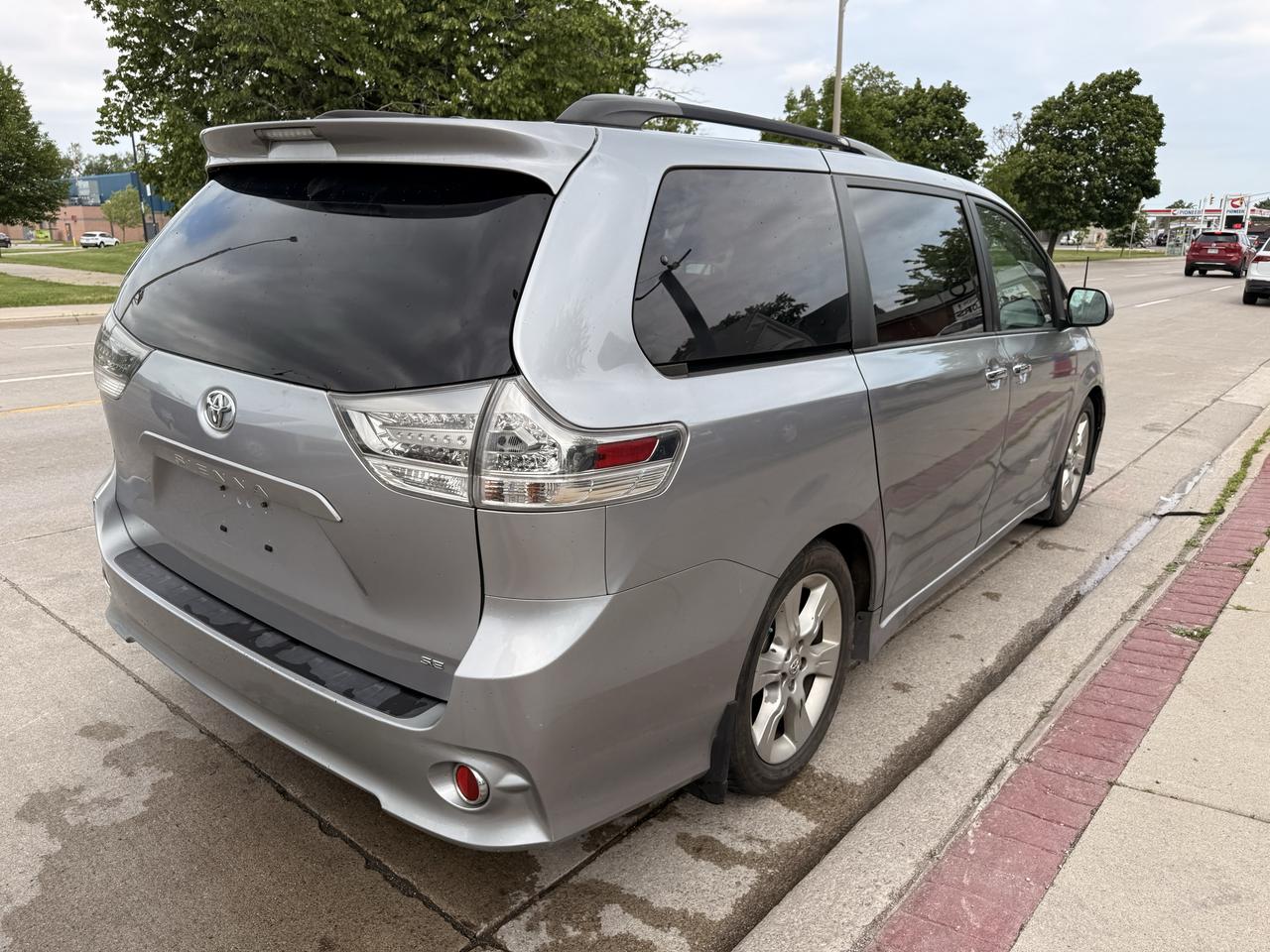 2013 Toyota Sienna 5DR V6 SE 8-PASS FWD Photo