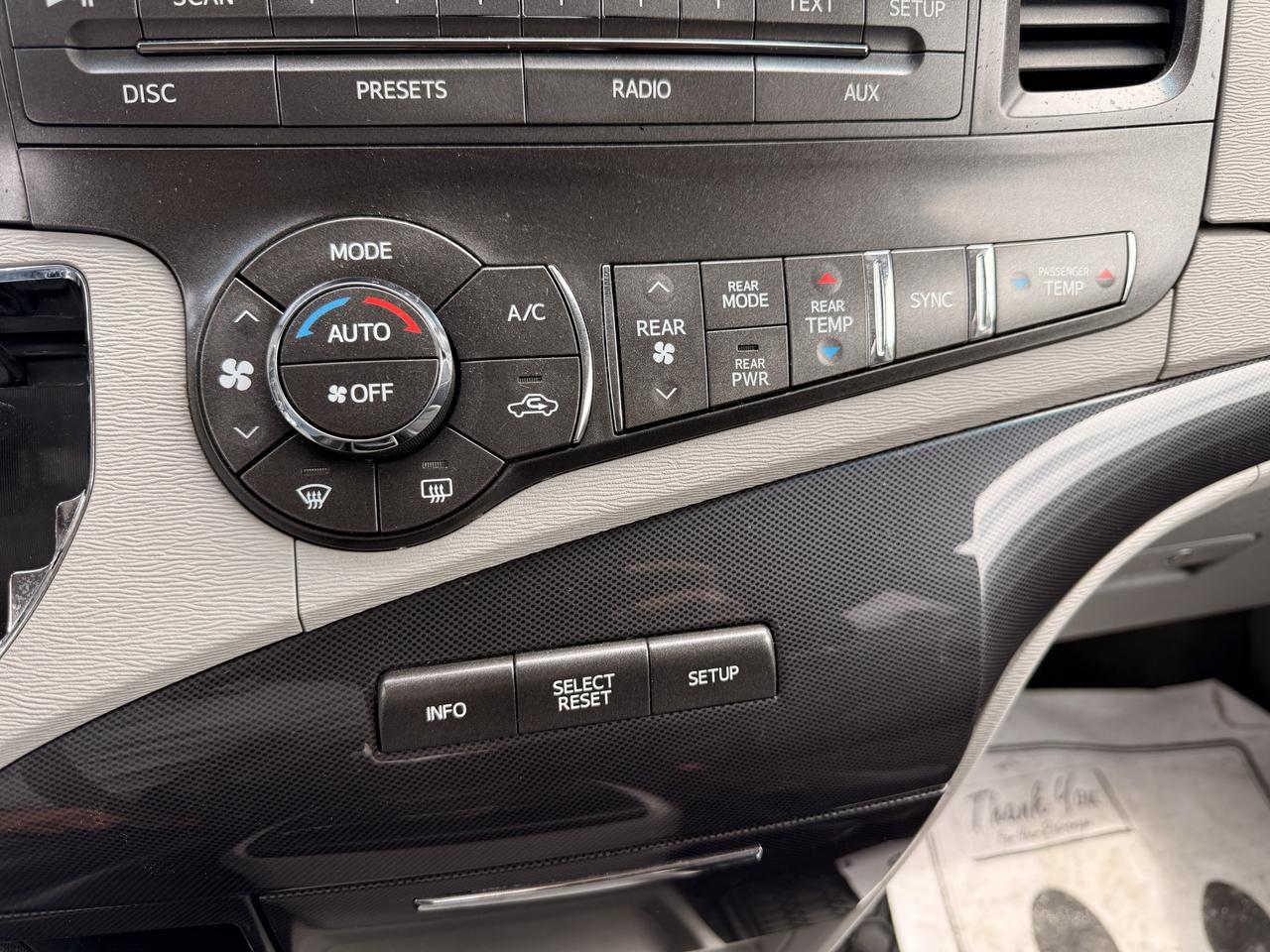 2013 Toyota Sienna 5DR V6 SE 8-PASS FWD Photo